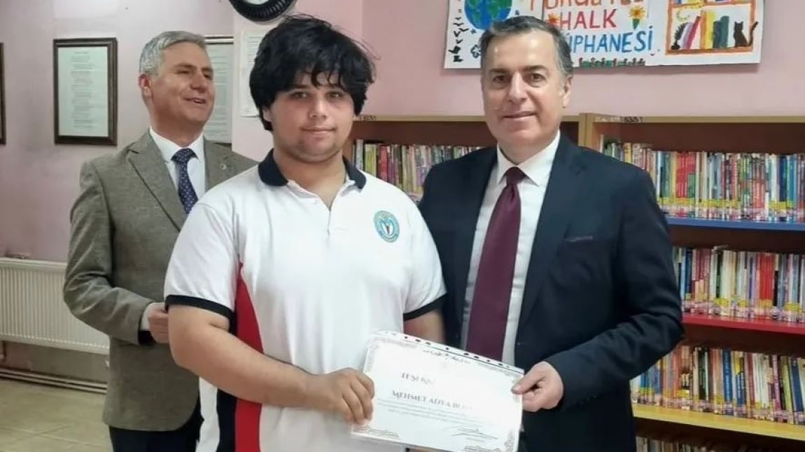 Çok Kitap Okuyan Öğrencimiz Ödülünü Aldı